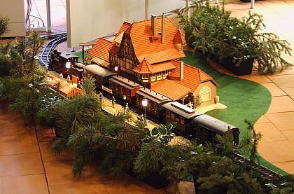 eine Gartenbahn durchfuhr den Raum