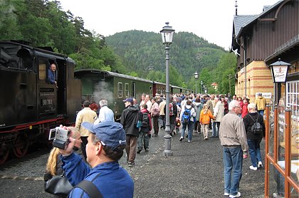 Zugankunft im Bahnhof Oybin