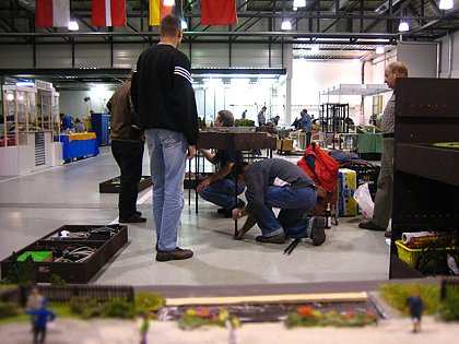 Modulteile werden aneinandergebaut