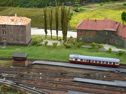 Triebwagen am Bahnsteig