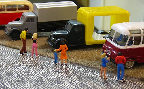 Besucher am ROBUR-Frontlenkerbus