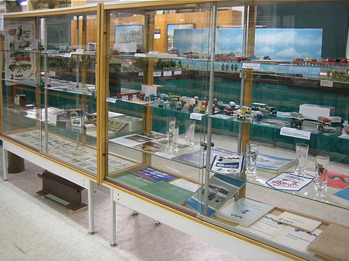 zwei Ausstellungsvitrinen zum Thema "Phänomen - ROBUR"