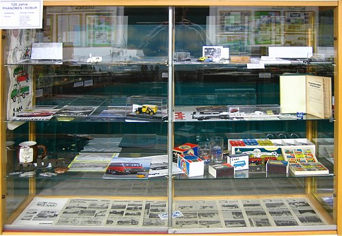 Vitrine 2 - "Phänomen / ROBUR"
