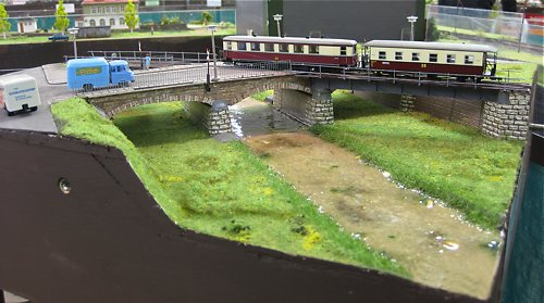 Mandaubr&uuml;cke mit Bahn&uuml;bergang