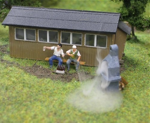 Biertrinker am Grill