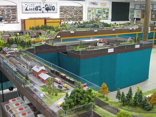 Blick vom Modellbahnhof Bertsdorf in Richtung Jonsdorf Blick vom Modellbahnhof Bertsdorf in Richtung Jonsdorf