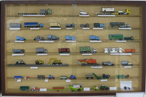 Vitrine mit den Spezialfahrzeugen Vitrine mit den Spezialfahrzeugen