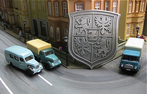 Bauart "Garant" mit Zittauer Stadtwappen und rechts eine der ersten "ROBUR"-Varianten Bauart "Garant" mit Zittauer Stadtwappen und rechts eine der ersten "ROBUR"-Varianten