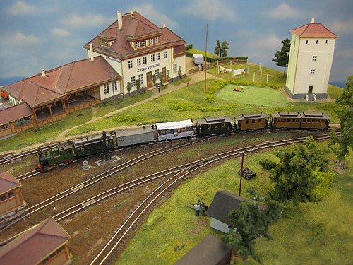 Der historische IK-Zug erreicht den Bahnhof Zittau Vorstadt