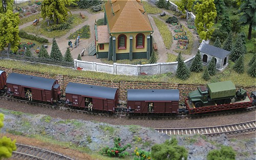 Truppentransport in Güterwagen mit Figuren aus der Manufaktur von Bernd Hauser Truppentransport in Güterwagen mit Figuren aus der Manufaktur von Bernd Hauser