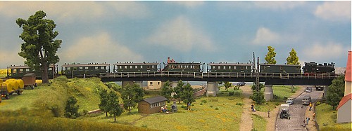 Personenzug mit "DR"-Beschriftung Personenzug mit "DR"-Beschriftung