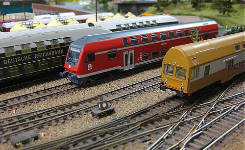 Im Bild drei Generationen von Doppelstockwagen aus Görlitz