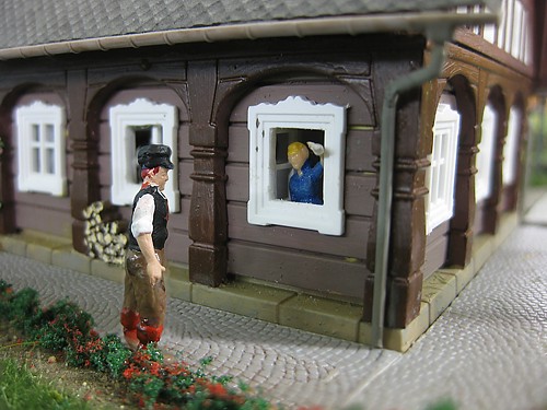 Bei einem Plausch am regionaltypischen Umgebindehaus kann jetzt ein echter Oberlausitzer beobachtet werden.