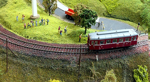 Fotosonderzüge erfreuen sich großer Beliebtheit. Eine Fotografenreihe belebt seit 2019 hier gemeinsam mit einem tschechischen Hurvinek-Triebwagen der Baureihe  M131 unsere Modellbahnanlage.