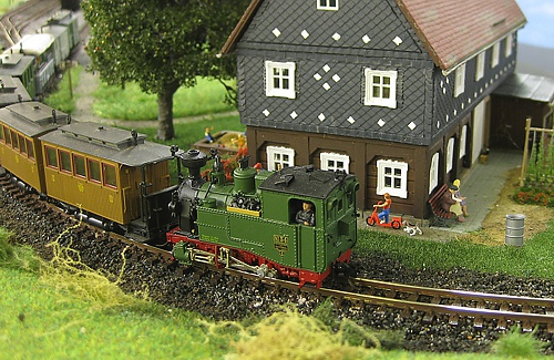 Der IK-Zug im Modell am Oberlausitzer Umgebindehaus Der IK-Zug im Modell am Oberlausitzer Umgebindehaus