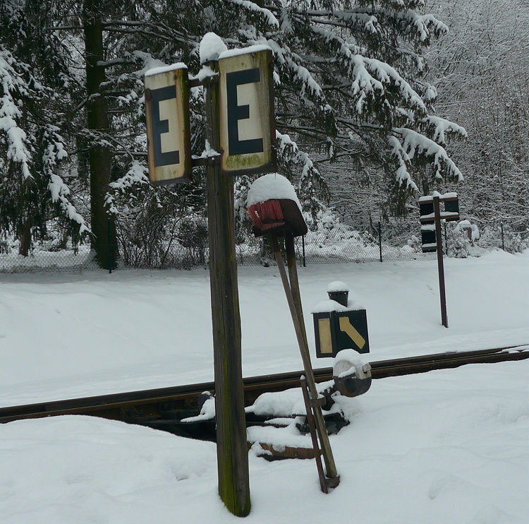 winterliches Stillleben mit den Ger&auml;tschaften zur Weichenreinigung