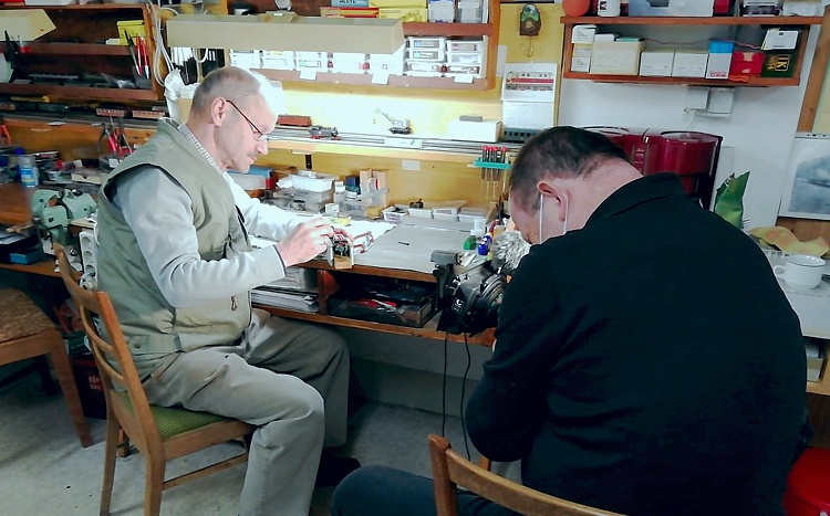 Lutz Kother an seinem Reparaturplatz