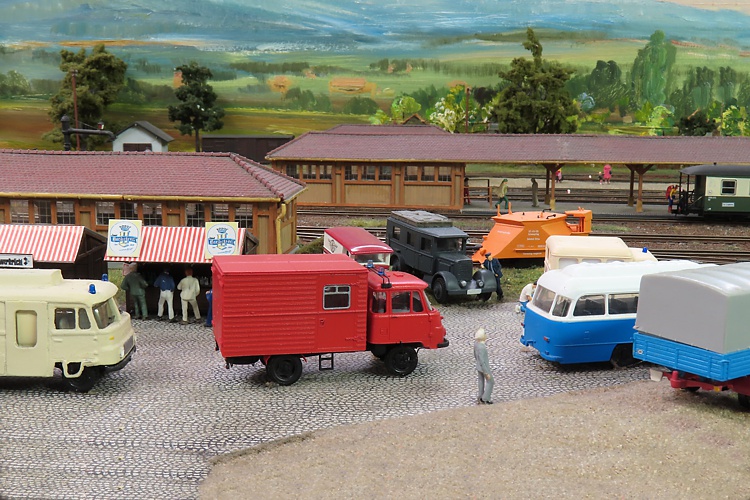 ROBUR-Lkw mit Stahlkofferaufbau ROBUR-Lkw mit Stahlkofferaufbau