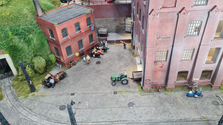 Industrieanlage mit interessanten Fahrzeugen