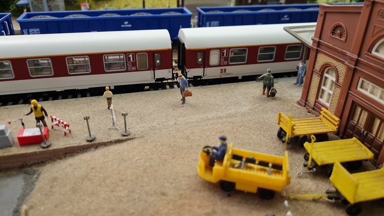 Komfortwagen am Bahnsteig