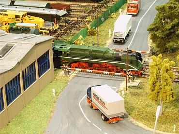 Lok 18 201 am Bahn&uuml;bergang
