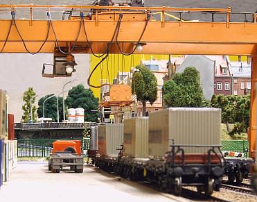 funktionst&uuml;chtiger Containerkran