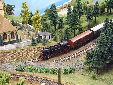 hinter der Friedhofsmauer f&auml;hrt die Eisenbahn