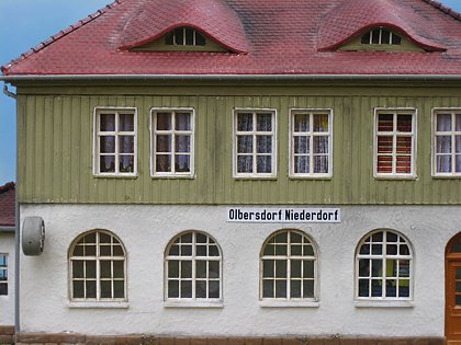 Fensterfront der Gleisseite