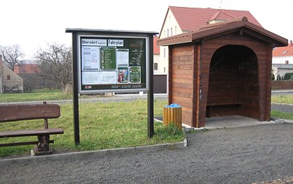 Warteh&auml;uschen und Fahrplantafel