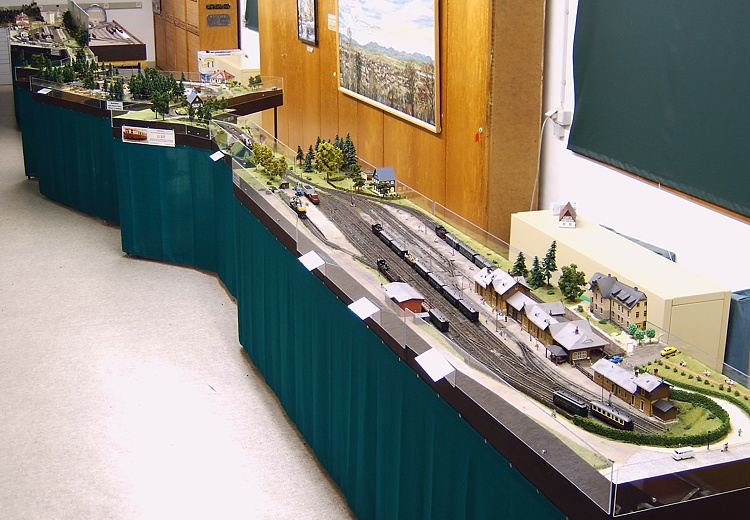 Bahnhof Oybin im Vordergrund