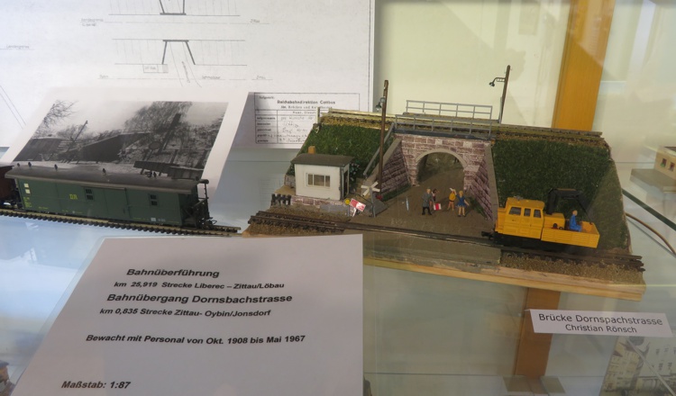 Bahn&uuml;bergang an der Zittauer Dornspachstr&szlig;e