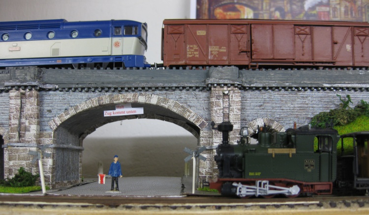 Personal mit einer Warnflagge