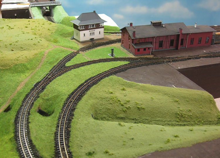 Lokschuppen und Stellwerk vom Bahnhof Bertsdorf