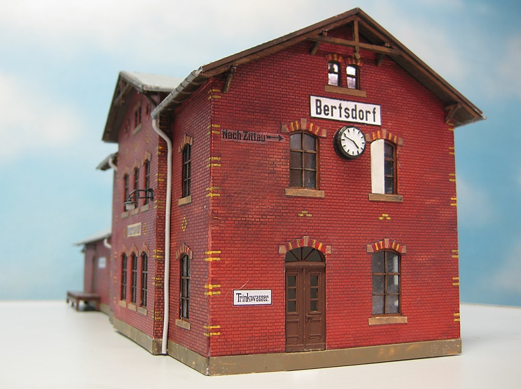 Giebelseite Bahnhof Bertsdorf