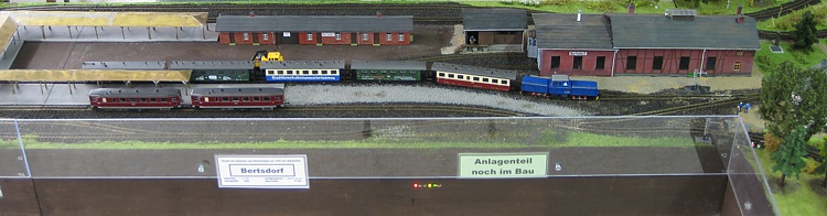 Doppelausfahrt aus dem Bahnhof Bertsdorf