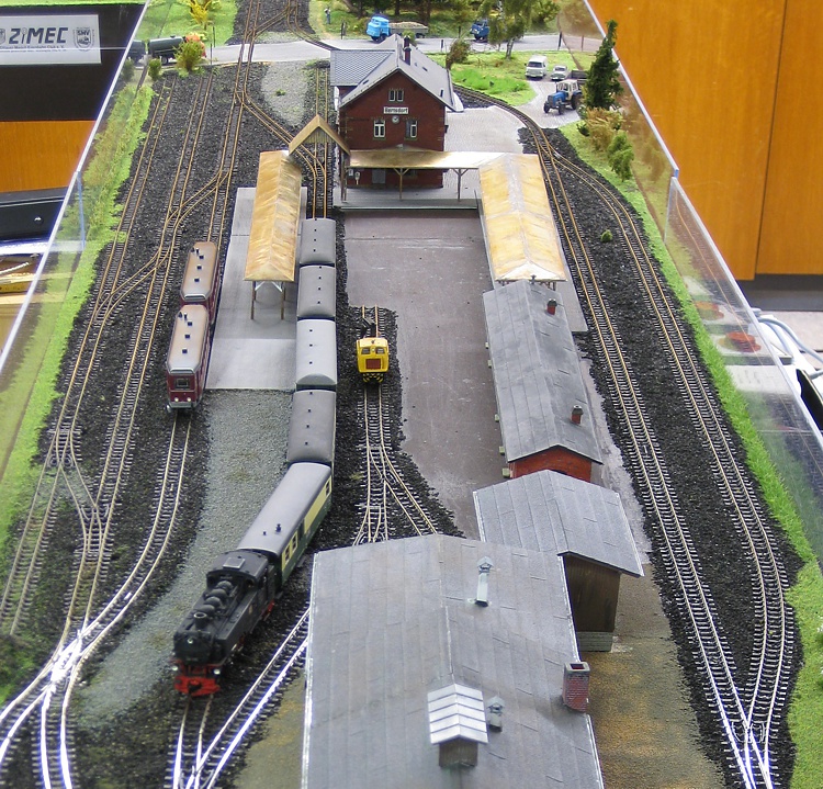 Doppelausfahrt aus dem Bahnhof Bertsdorf