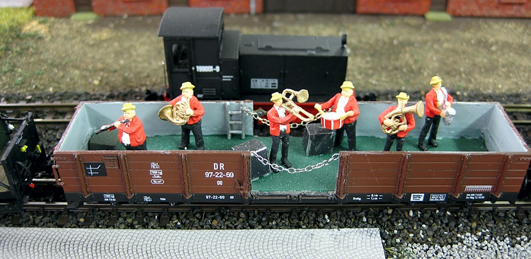 die Musik spielt dazu