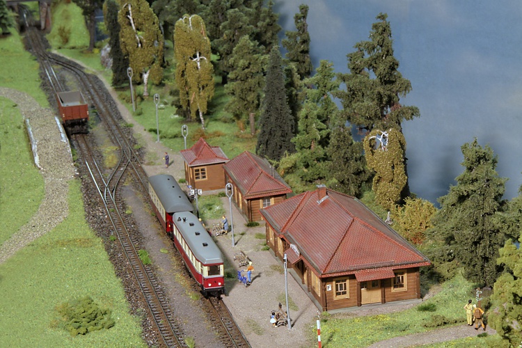 Jonsdorf Haltestelle am Morgen