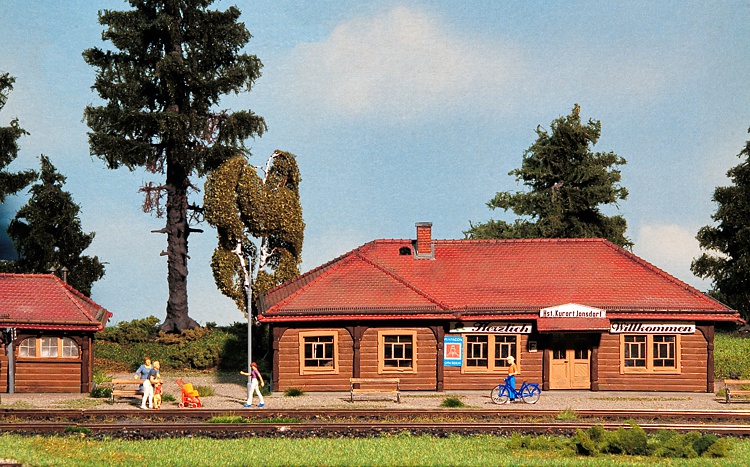 Bahnsteigszene in Jonsdorf Haltestelle