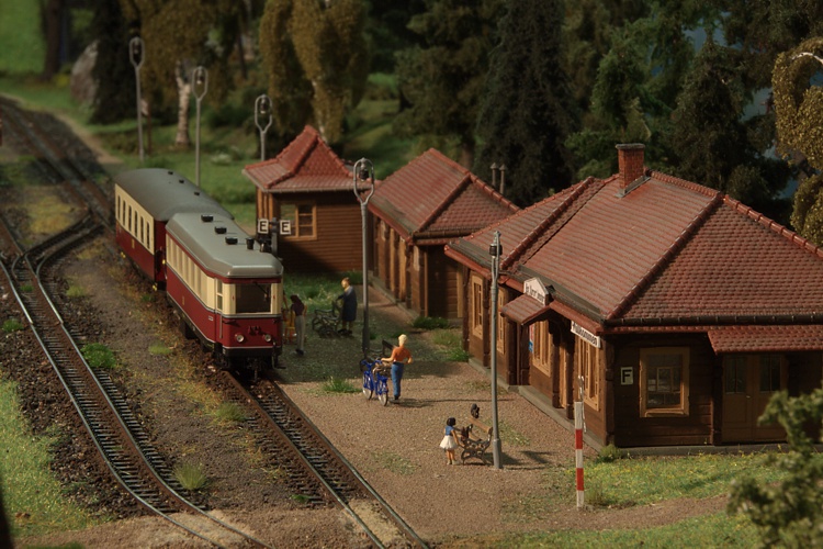 Jonsdorf Haltestelle abends