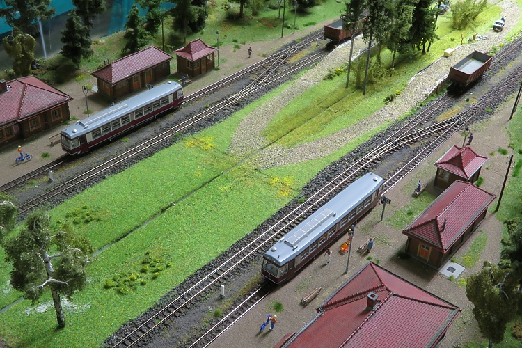 Jonsdorf Haltestelle mit Spiegelung