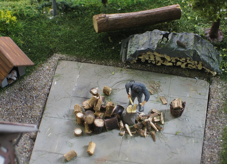 Holzhacker mit Hund und Katze