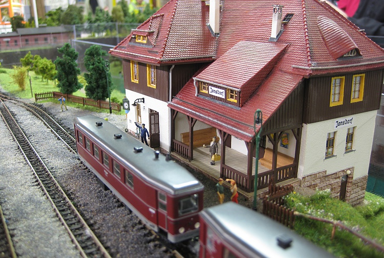 Zugankunft im Kurort Jonsdorf wie in den 1930er Jahren