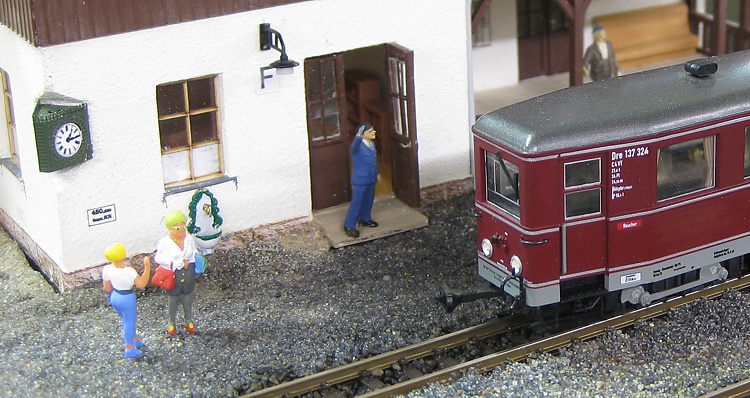 die Reisenden im Jonsdorfer Bahnhof