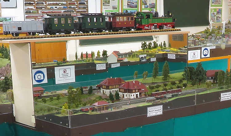 Jonsdorf mit verschiedenen Spiegelungen