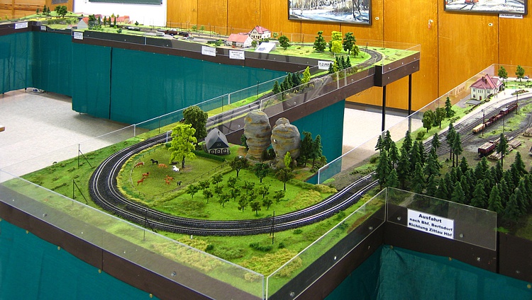 typisches Oberlausitzer Umgebindehaus mit Felsformation im Stile der Kelchsteine typisches Oberlausitzer Umgebindehaus mit Felsformation im Stile der Kelchsteine