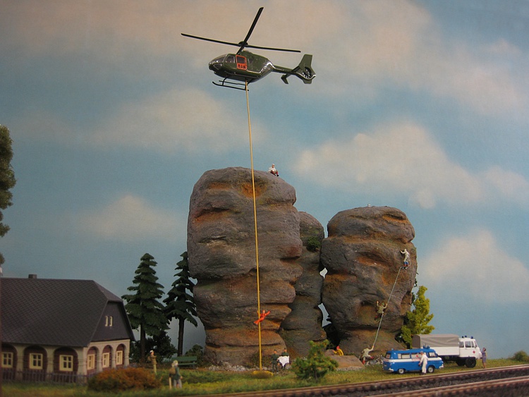 drehende Rotorbl&auml;tter am Hubschrauber